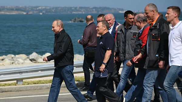 Путин проедет в поезде по Крымскому мосту