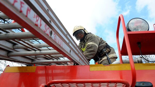 В Красногорске загорелся ангар с мусором и покрышками